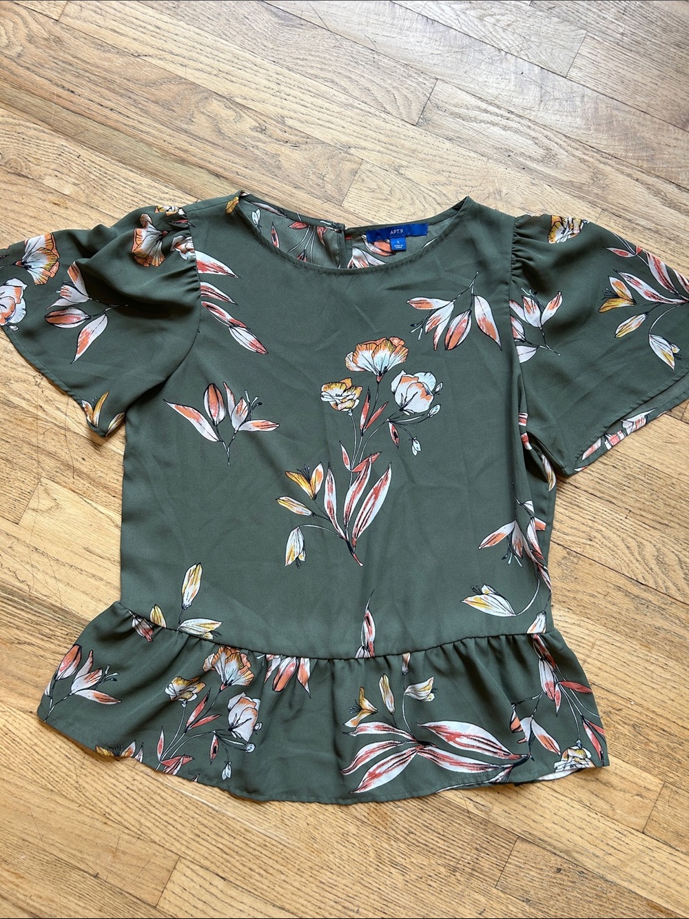 🌸3 FOR $20🌸 
Apt. 9 Olive Floral Peplum Blouse with Coral and Cream Accents